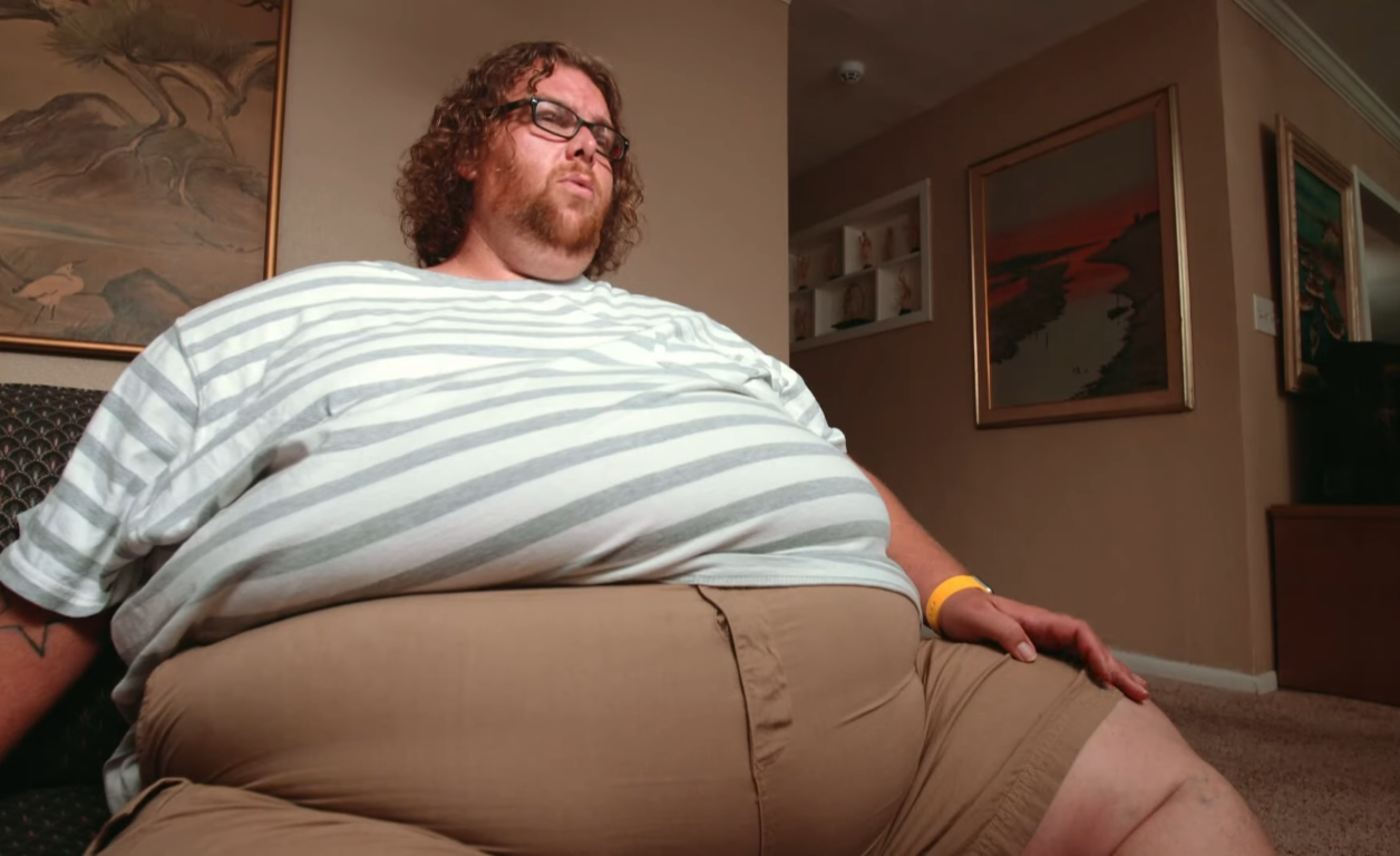 Lonnie Hambrick sitting from a sofa on the reality television series My 600-lb Life, Photo Credit: tlc uk/Youtube
