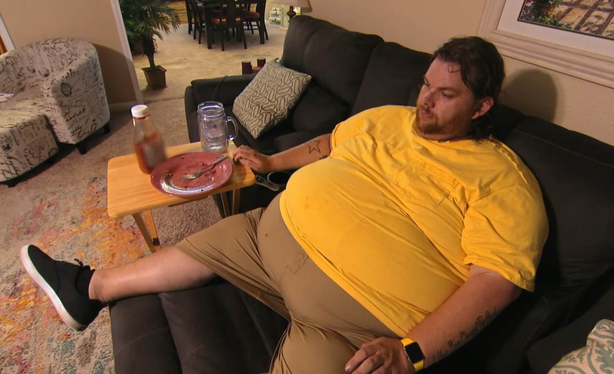Lonnie Hambrick sitting from a sofa on the reality television series My 600-lb Life, Photo Credit: tlc uk/Youtube