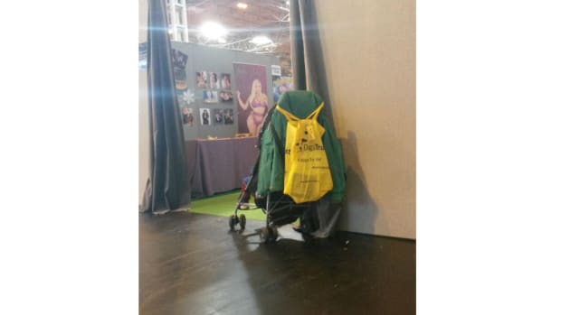 This photo of a child left alone at a science fiction convention was shared more than 10,000 times.