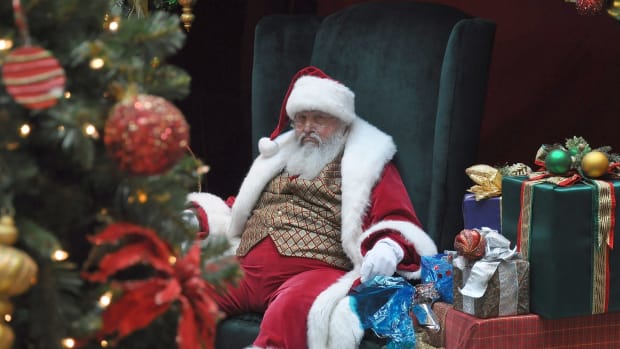 'Dirty Santa' Tried To Lure 14-Year-Old To Have Sex (Photos) Promo Image