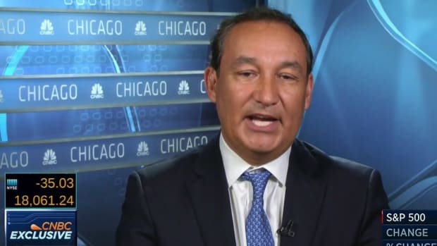 United Airlines CEO Blames Passenger For Police Actions Promo Image