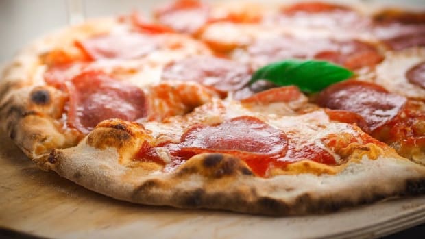 Muslim Sues Little Caesars Over Non-Halal Pizza Promo Image
