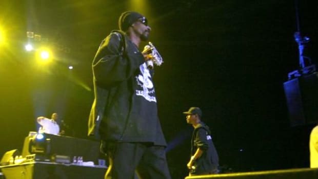 Sign Language Interpreter Steals Show At Snoop Dogg Gig (Video) Promo Image