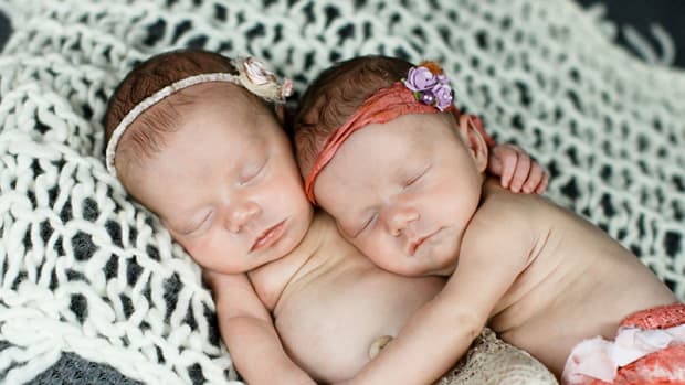 Twins Born Holding Hands 'Two Peas In A Pod' (Photos) Promo Image
