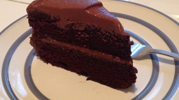School Criticizes Mom For Chocolate Cake In Kid's Lunch (Photo) Promo Image
