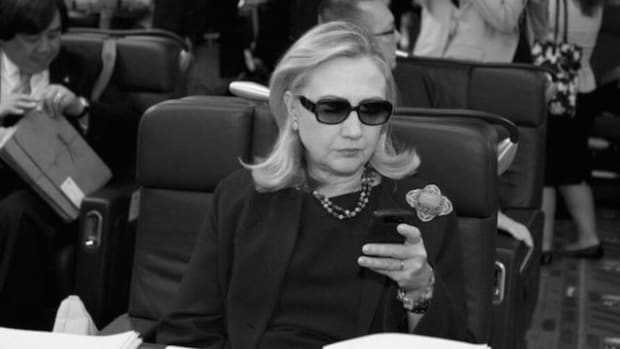 Another Photo Of Hillary Clinton On A Plane Goes Viral (Photo) Promo Image