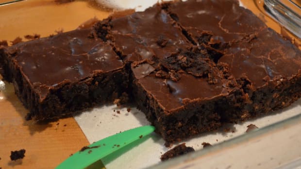 Mom Bakes Brownies With Breast Milk Promo Image