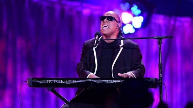 Stevie Wonder Plays The National Anthem On His Knees (Photo) Promo Image