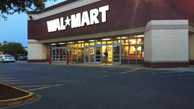 Couples Fight In Front Of Children At Walmart (Video) Promo Image