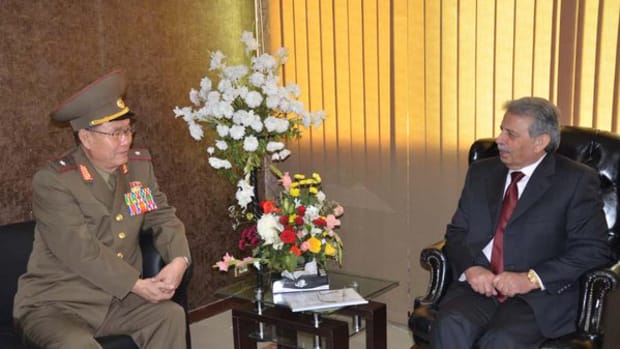 General Ri Yong-gil with a Pakistan official