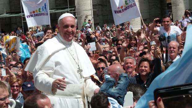 Pope Francis and a crowd of supporters
