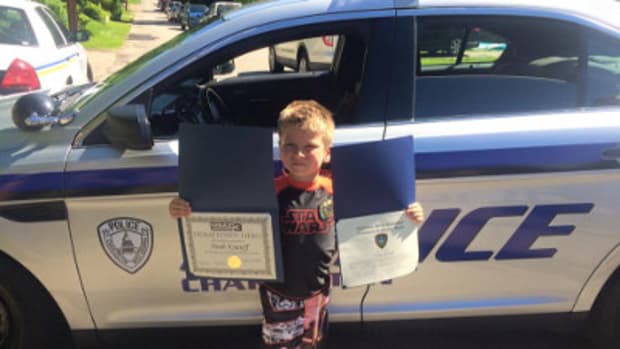 6-Year-Old Boy Buys Pizza Lunch For Cops Promo Image