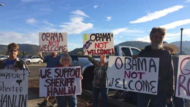 Roseburg, Oregon Residents Protest President Obama's Visit