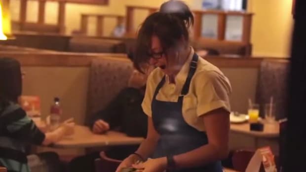 waitres reacts to receiving large tip