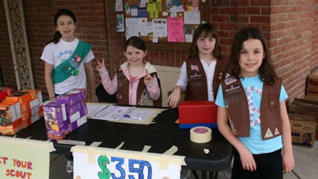 Girl-Scouts-Selling-Cookies