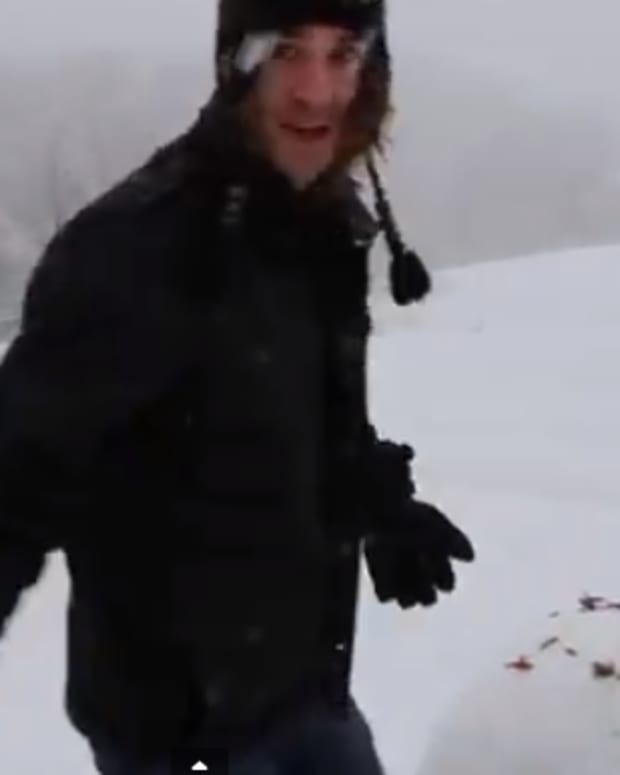 Guy Shoveling Snow Inadvertently Makes New Dance Routine As He Tries To ...