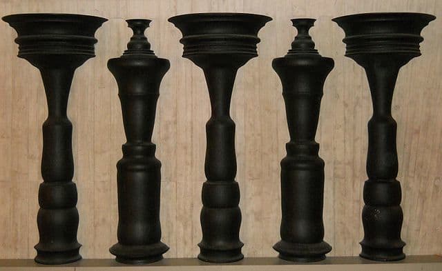 Optical illusion which either shows human figures or wooden columns depending on how you see it, Photo Credit: Wikimedia