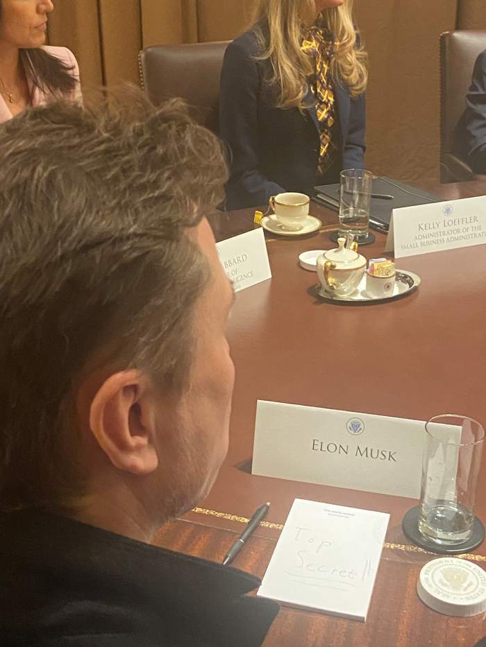 "top secret" written on Elon Musk's notepad during Trump cabinet meeting, Photo Credit: LilHumanBigImpact/X