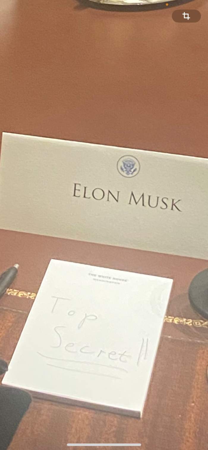 "top secret" written on Elon Musk's notepad during Trump cabinet meeting, Photo Credit: LilHumanBigImpact/X