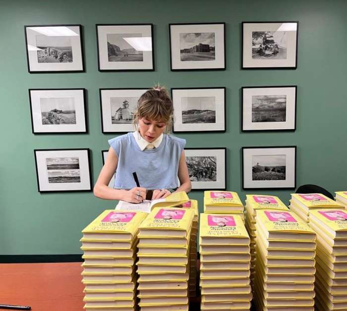 Jennette McCurdy signing her book "I'm Glad My Mom Died", Photo Credit: Obiscure Nick/X