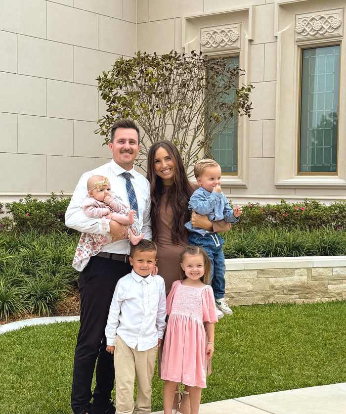 Amanda Cooper with her husband and children, Photo Credit: amandak_cooper/Instagram