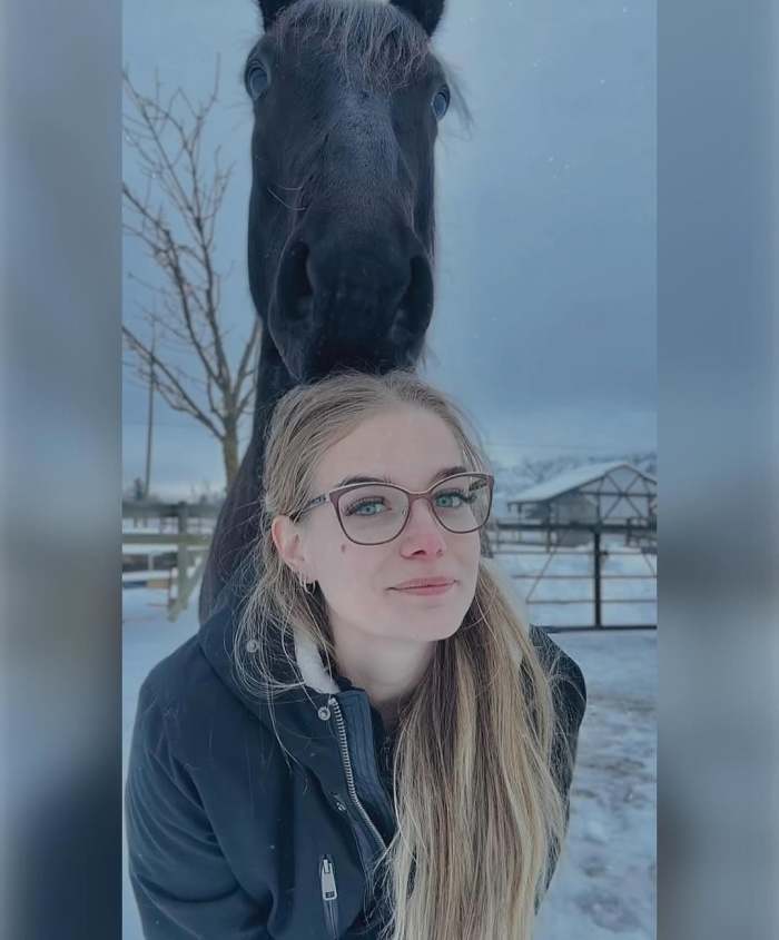 Alesia Carrie and a black horse, Photo Credit: rudniktheroan/Instagram