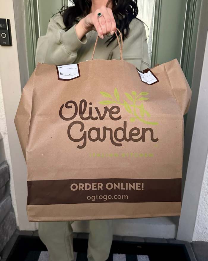 A brown Olive Garden delivery bag, Photo Credit: Olive Garden/X