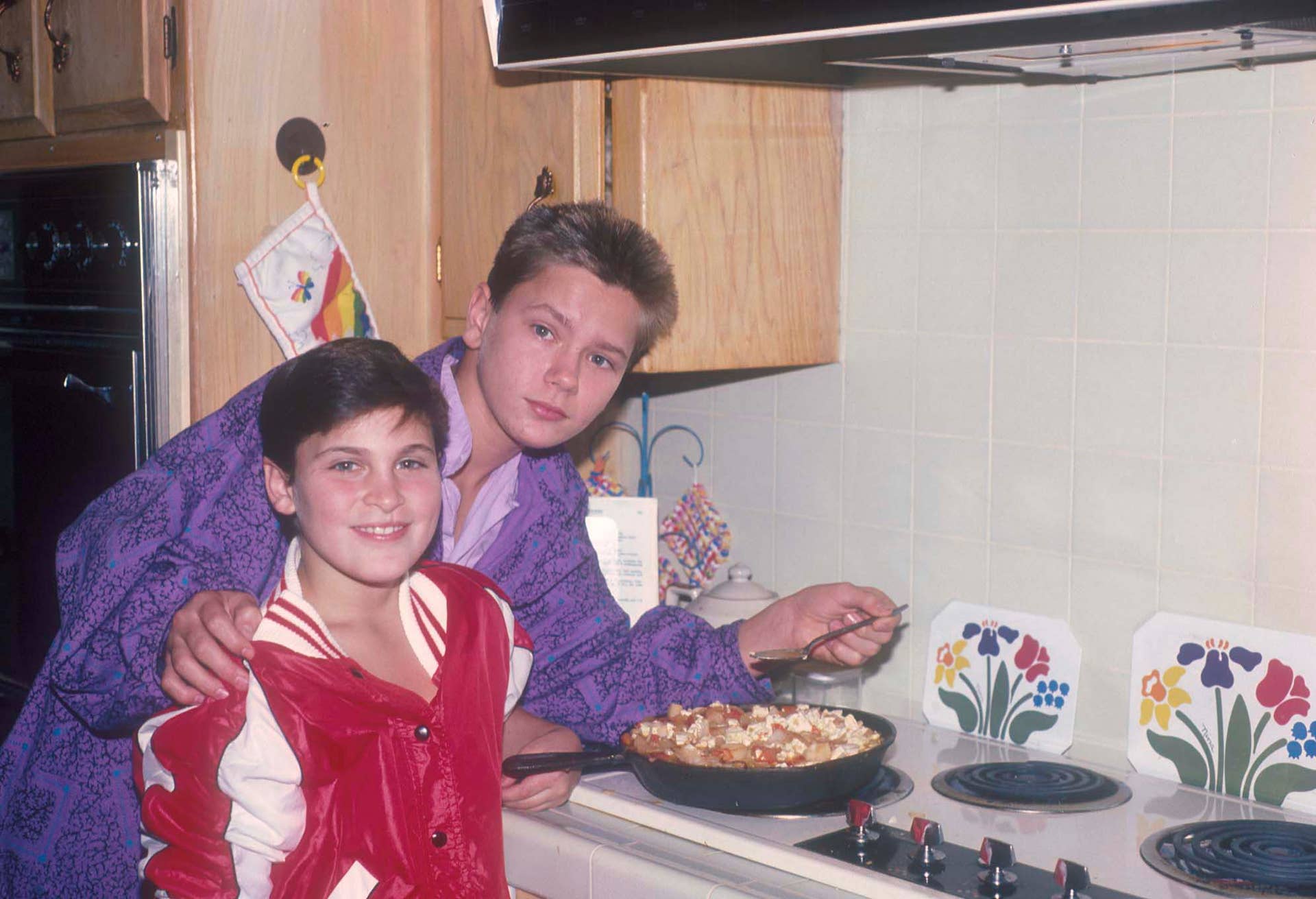 Joaquin Phoenix and his brother River cooking at their home in 1985, Photo Credit: cinesthetic./X