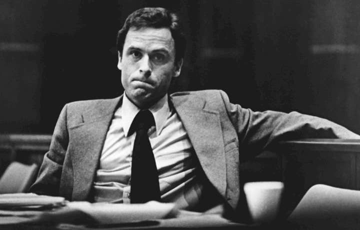 Ted Bundy during a court appearance, Photo Credit: Kenia lo hace todo mal/x