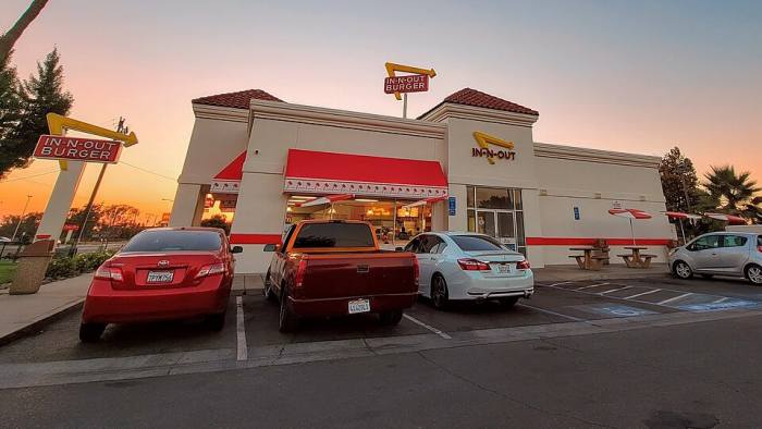 Exterior of an In-N-Out Burger in Fresno, California, Photo Credit: Wikimedia