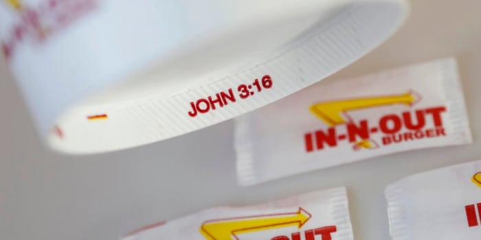 In-N-Out paper cup with a bible verse on its underside, Photo Credit: fan In-N-Out Burgers/X