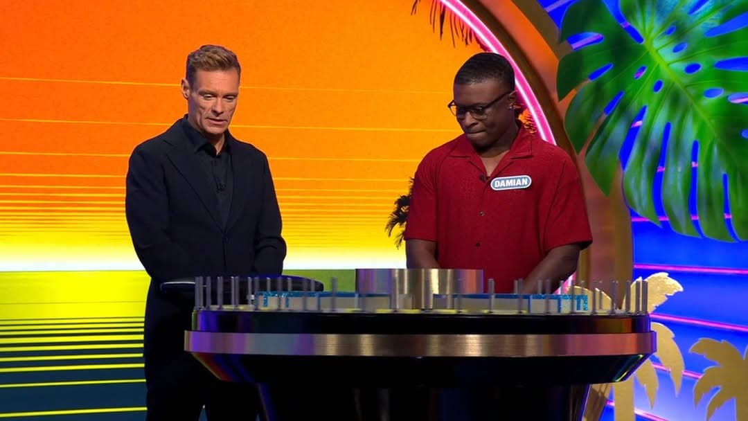 Wheel of Fortune contestant Damian Mitchell and host Ryan Seacrest in an episode, Photo Credit: wheelwatchershub/Instgram