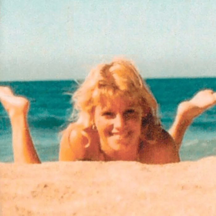 A young Dana Sue Gray lying on the beach, Photo Credit: lacaradelmal/Instagram