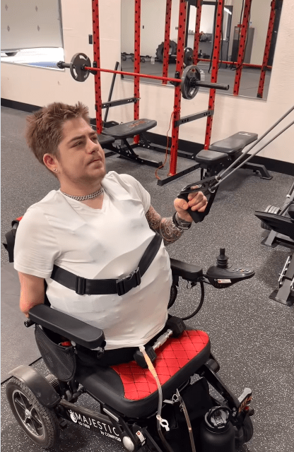 Loren working out inside a gym, Photo Credit: loren.schauers/Instagram