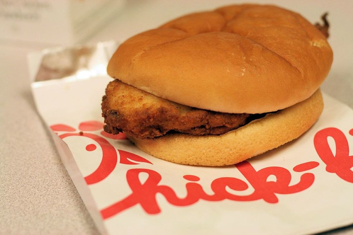 Chick-fil-A Employees Help Out Teacher Who Left Purse Promo Image