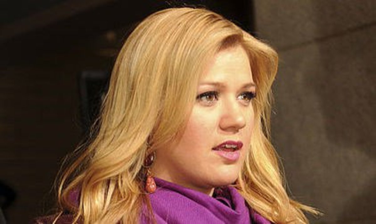 Kelly Clarkson Accused Of Abuse For Spanking Children Promo Image