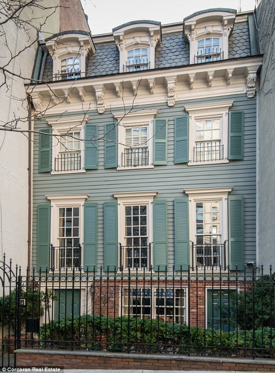 Manhattan Mansion for Sale Includes Treehouse in Garden Opposing Views