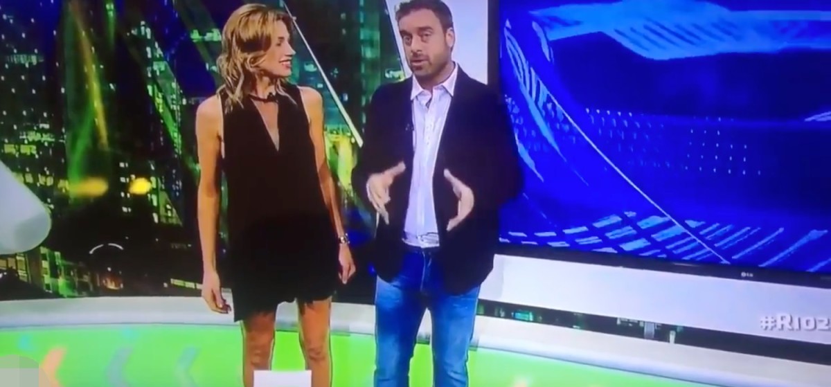 Fox Sports Presenter Has Embarrassing Wardrobe Malfunction On Live