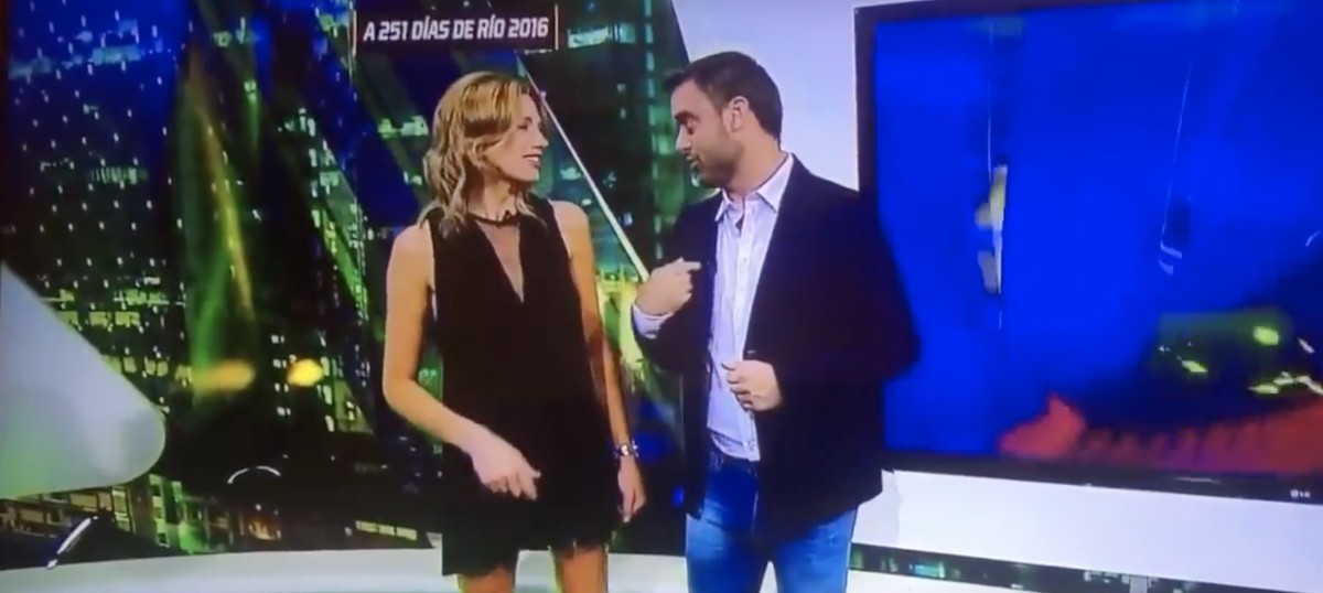 Fox Sports Presenter Has Embarrassing Wardrobe Malfunction On Live
