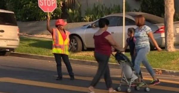 Crossing Guard Hears Little Girl Scream For Help, Quickly Jumps Into Action - Vimarsana News