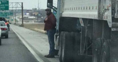 Trucker Stops On The Side Of The Highway, Gets Out, And Does Something Unbelievable - Vimarsana News