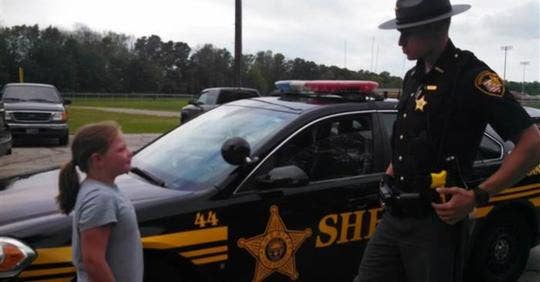 Officer Buys Lemonade From Young Girl's Stand And Comes Back The Next Day, But Not To Buy More - Vimarsana News