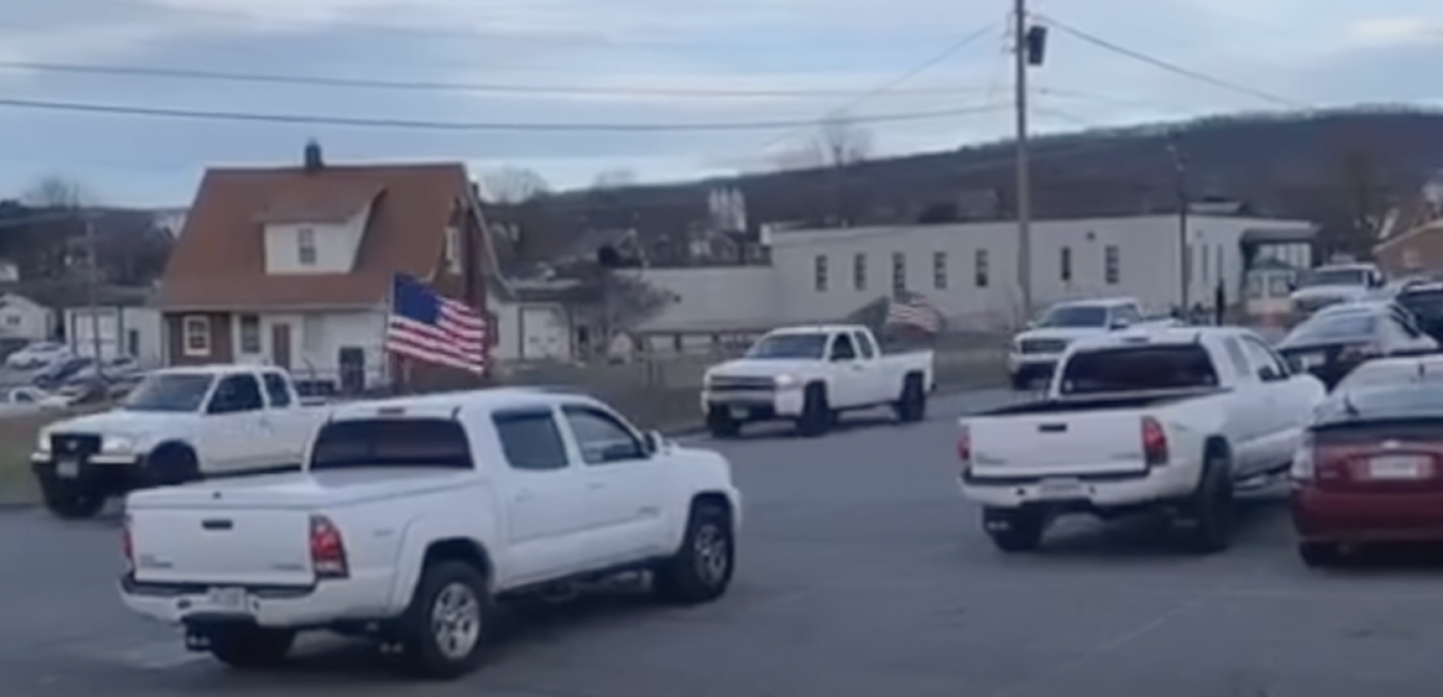 School Administrator Bans Flag At School, So Fed Up Students Arrive In A Caravan Of The Stars And Stripes - Vimarsana News