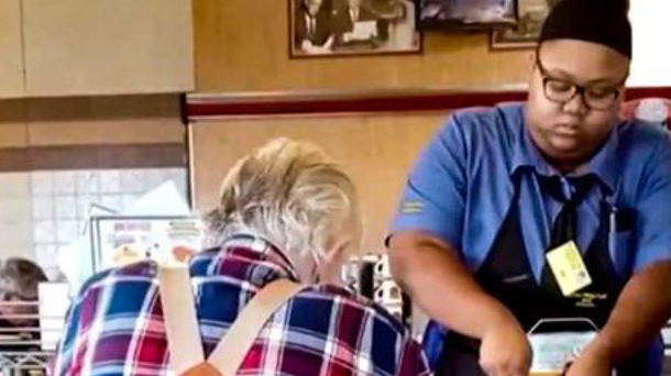 Waitress Didn't Know She Was Being Photographed During Interaction With Elderly Customer - Vimarsana News