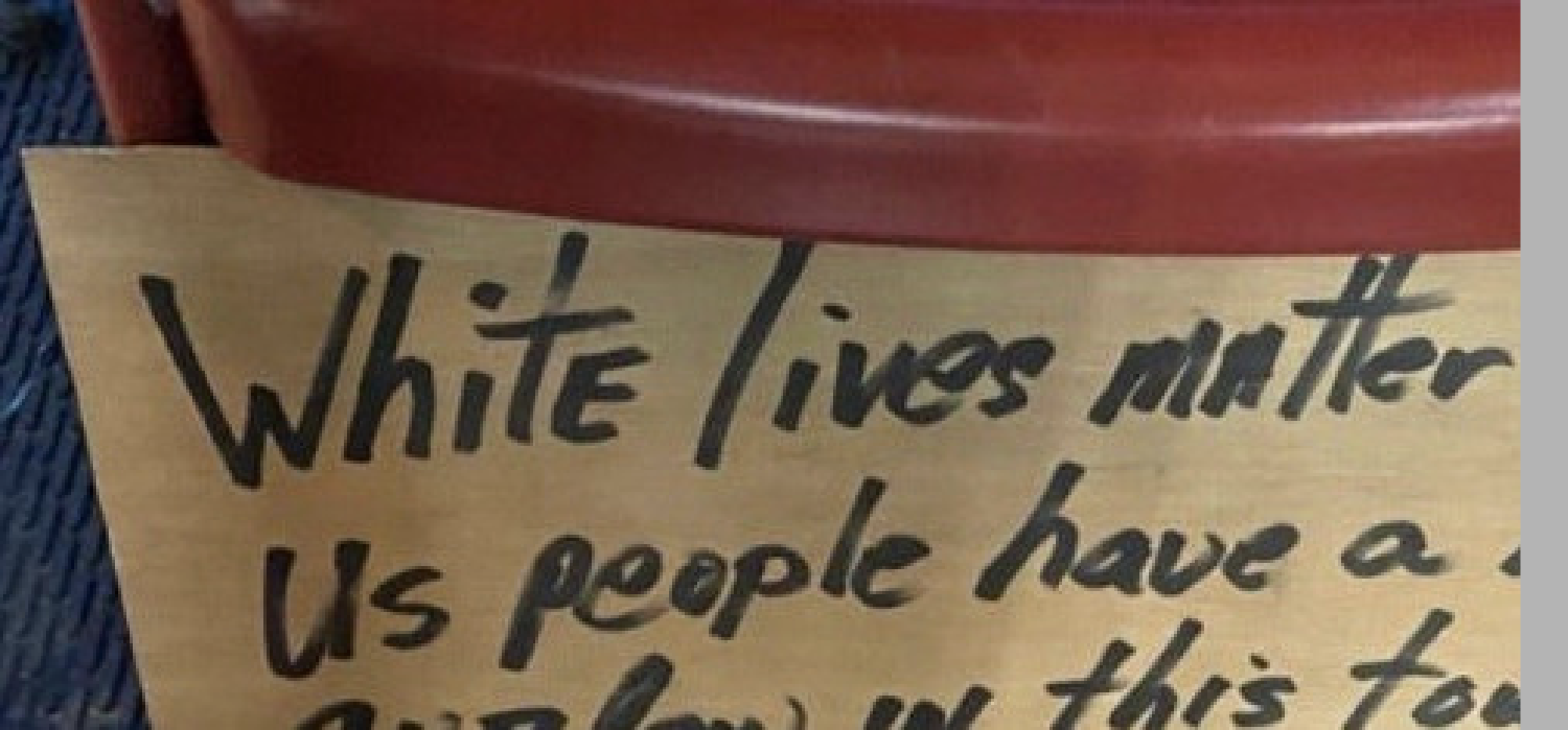 Family Cuts Their Vacation Short After Discovering Offensive Sign At Their Front Door - Vimarsana News