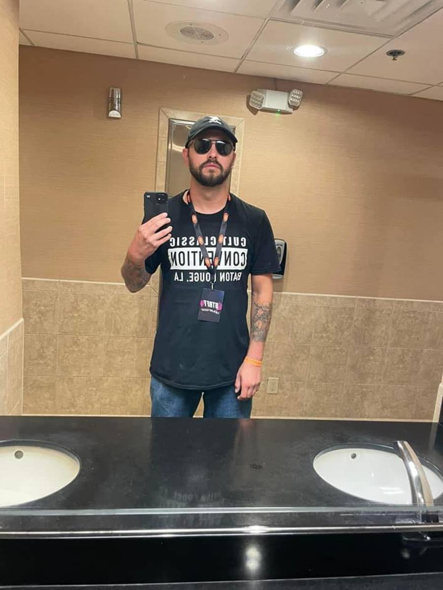 Mirror selfie of Zach Medlin posted to his Facebook, Photo Credit: Zach Medlin/Facebook 