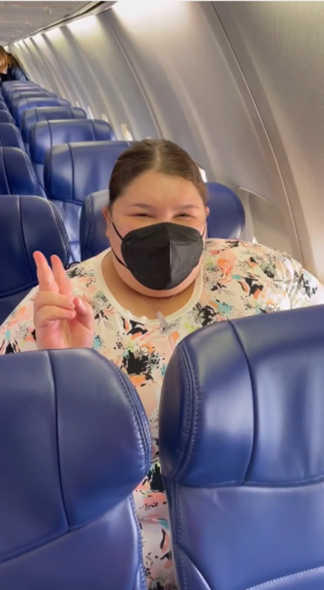 Jaelynn Chaney sitting in a tight airplane seat from a video posted to her instagram, Photo Credit: jaebaeproductions/Instagram