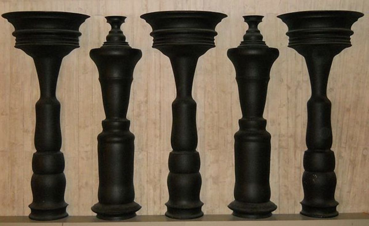 Optical illusion which either shows human figures or wooden columns depending on how you see it, Photo Credit: Wikimedia