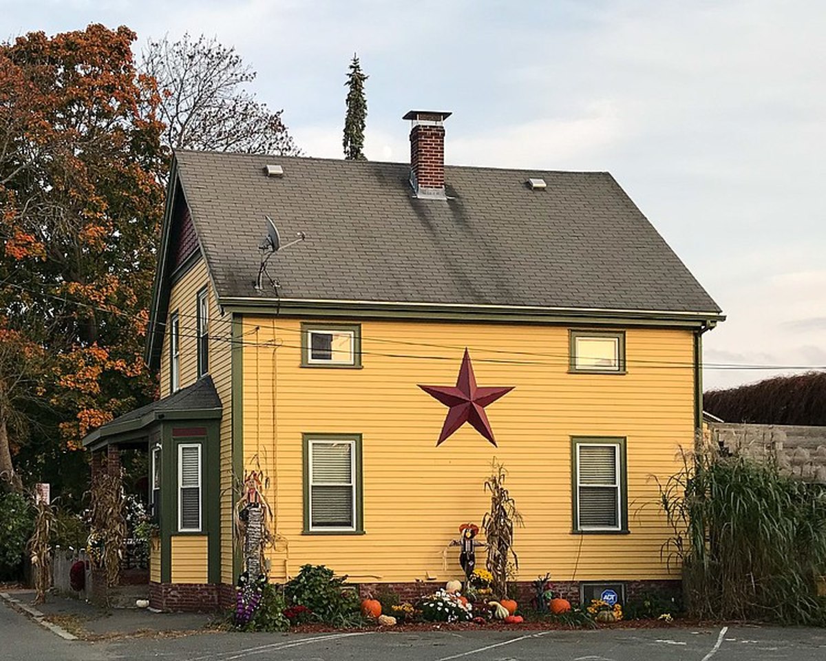 House with a star between two sets of windows , Photo Credit: Wikimedia