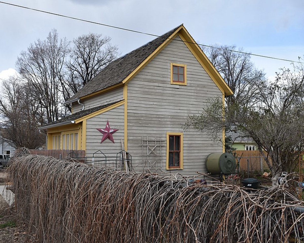 House with a star plastered on an extended portion of it, Photo Credit: Wikimedia